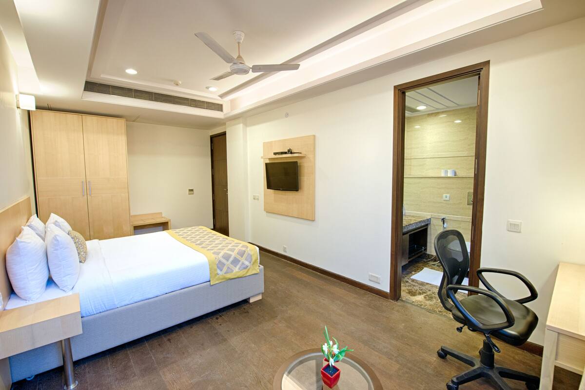 Minibar, in-room safe, desk, iron/ironing board