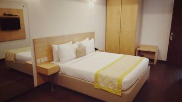 Minibar, in-room safe, desk, iron/ironing board