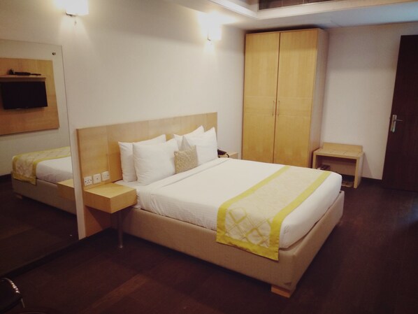 Minibar, in-room safe, desk, iron/ironing board