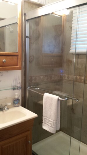 Habitación estándar, 2 camas Queen size, vista al lago | Baño | Tina con regadera, amenidades de baño gratuitas, secadora de cabello 