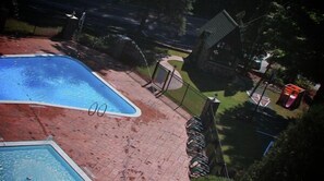 Seasonal outdoor pool - Adirondack Diamond Point Lodge (Lake George)