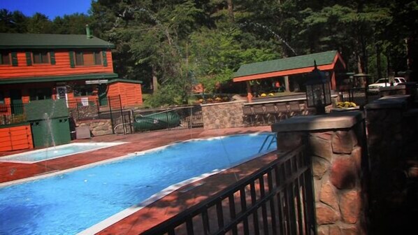 Seasonal outdoor pool - Adirondack Diamond Point Lodge (Lake George)