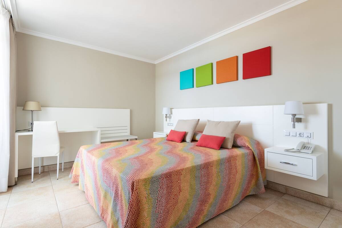 1 slaapkamer, een kluis op de kamer, een bureau