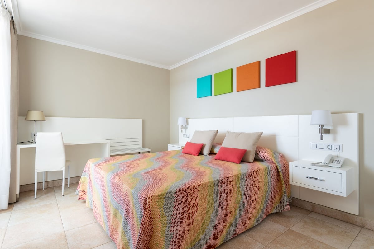 1 slaapkamer, een kluis op de kamer, een bureau