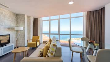 Deluxe Studio Suite, 1 Double Bed, Sea View | In-room dining