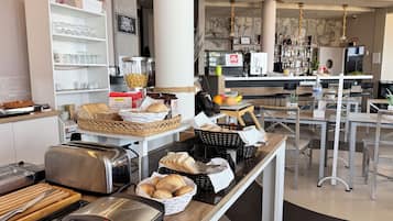 Frokostbuffé hver dag (mot et tillegg)