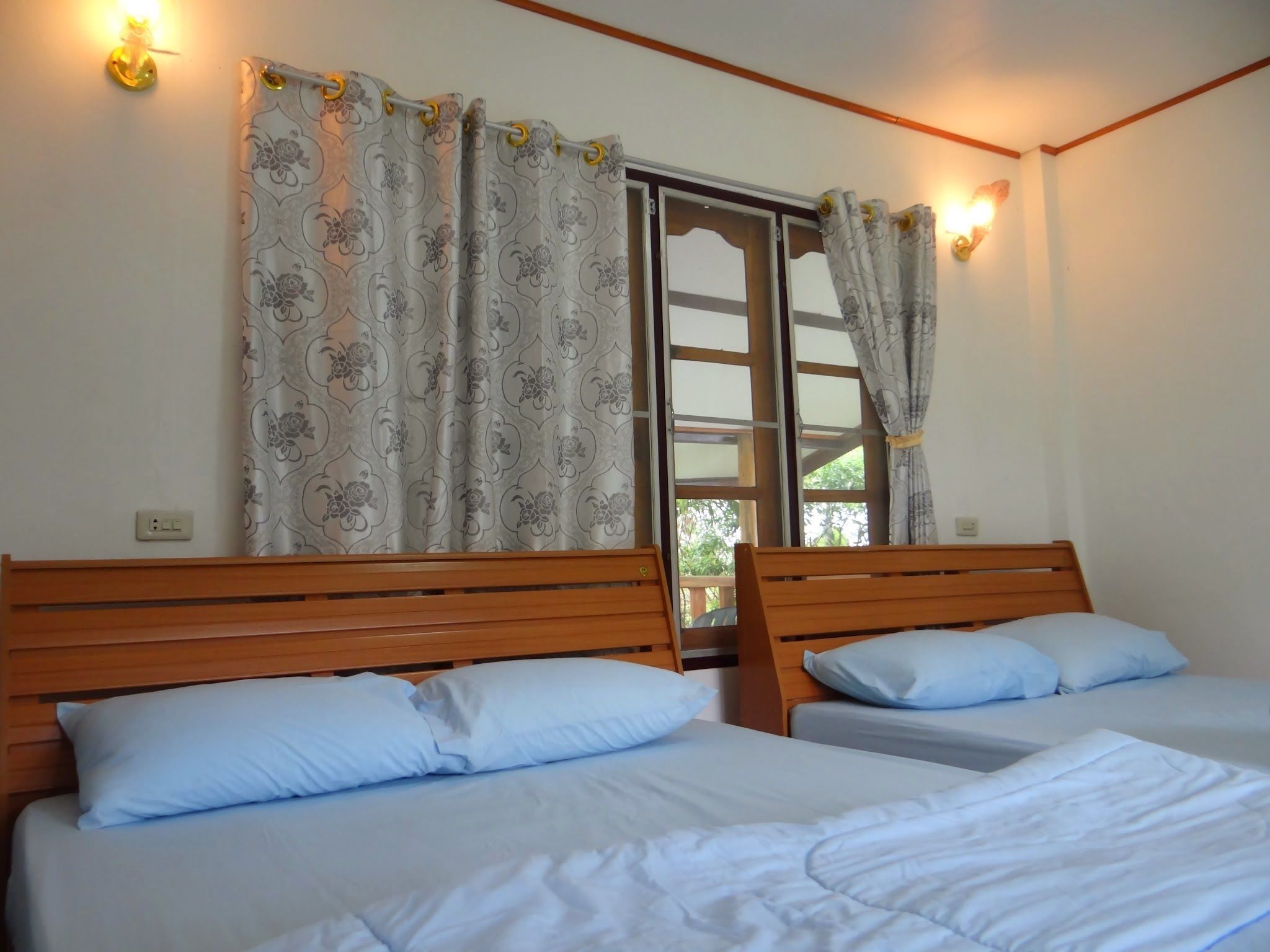 Desk, rollaway beds, free WiFi