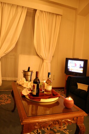 Suite – executive, 1 soverom | Oppholdsområde | En 26-tommers TV med Parabol-TV