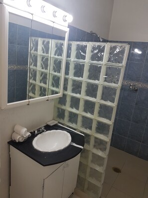 Monolocale | Bagno | Asciugacapelli, asciugamani, carta igienica