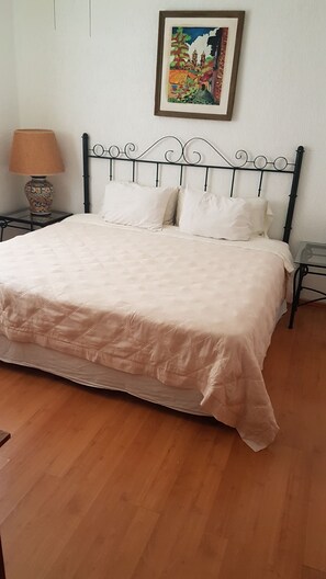 Suite (2 king + 1 Double bed) | Coffre-fort, fer et planche à repasser, accès au Wi-Fi (inclus)