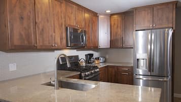 Condo, 3 Bedrooms (Winter Place, Ski/Out) | Private kitchen
