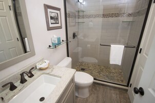 Condo, 3 Bedrooms (Winter Place, Ski/Out) | Bathroom | Combined shower/tub, towels