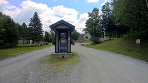A private property entrance with a sign indicating it is for residents and guests only, with a speed limit sign of 15 mph. - Winterplace at Okemo, A Vail Resorts Property (Ludlow)
