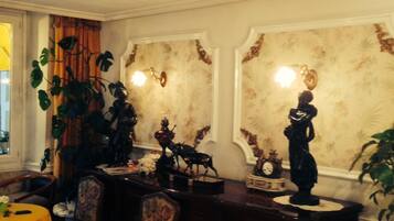 Petit déjeuner continental (8.00 EUR par personne)