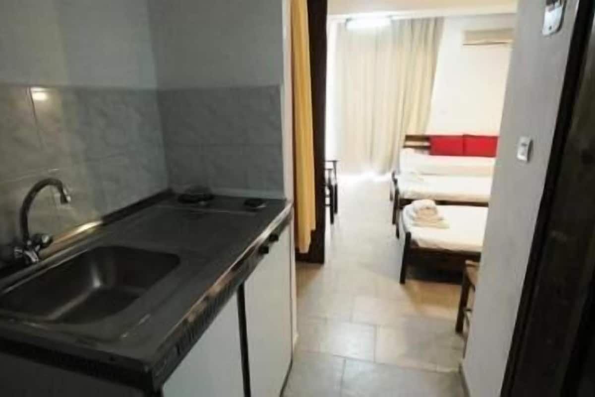 Buzdolabı, set üstü ocak, tencere seti/tabak/mutfak aletleri