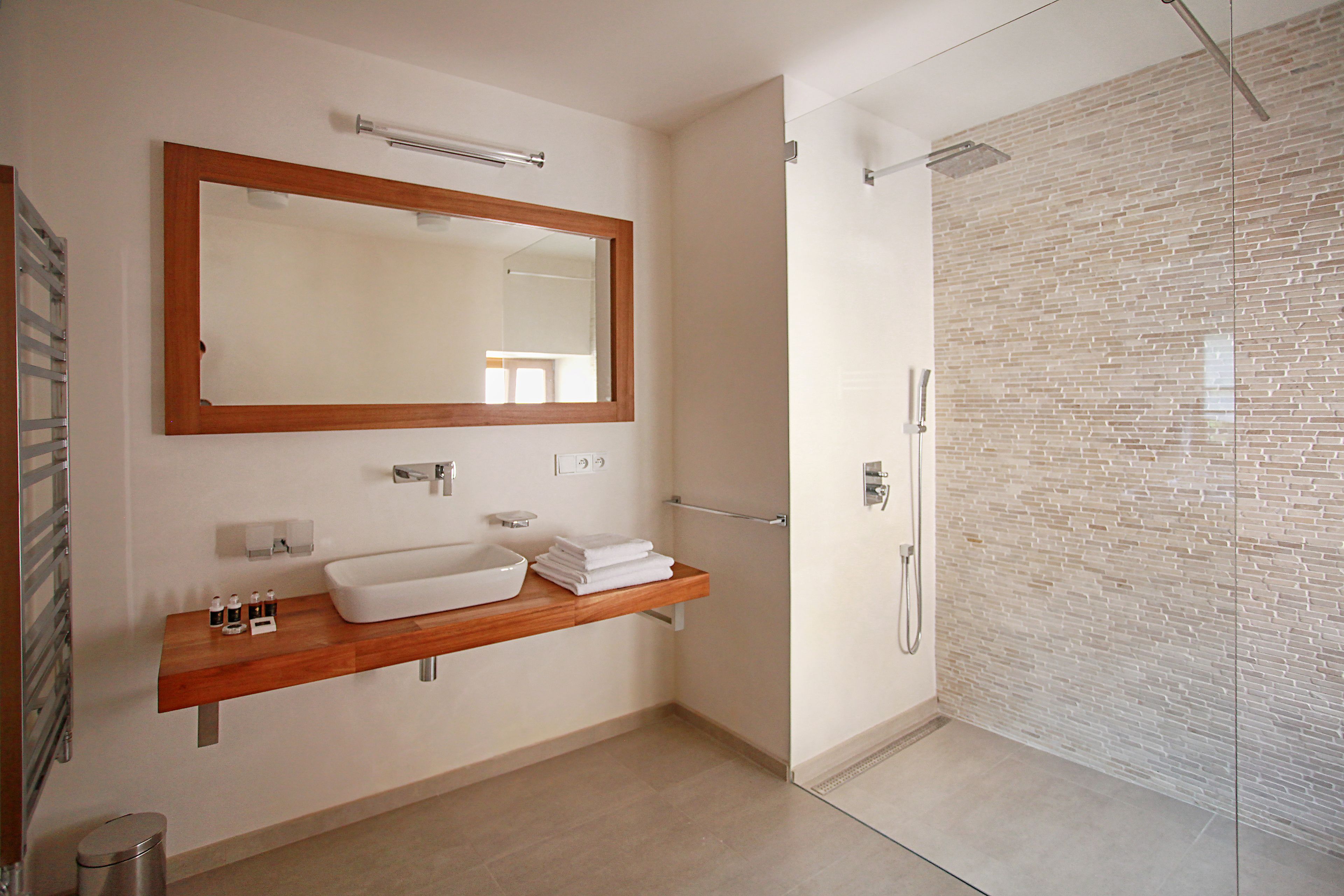 Chambre Double Deluxe | Salle de bain | Sèche-cheveux, chaussons, serviettes fournies, savon