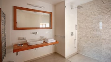 Chambre Double Deluxe | Salle de bain | SĂšche-cheveux, chaussons, serviettes fournies, savon