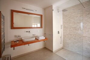 Habitación Deluxe doble | Baño | Secador de pelo, zapatillas, toallas y jabón