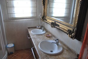 Suite | Bathroom