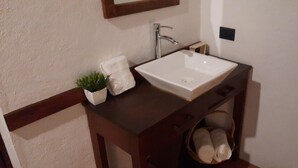 Standard Room, 1 Double Bed | Bathroom | Shower, free toiletries, towels - Hotel El Arco (Valle de Bravo)