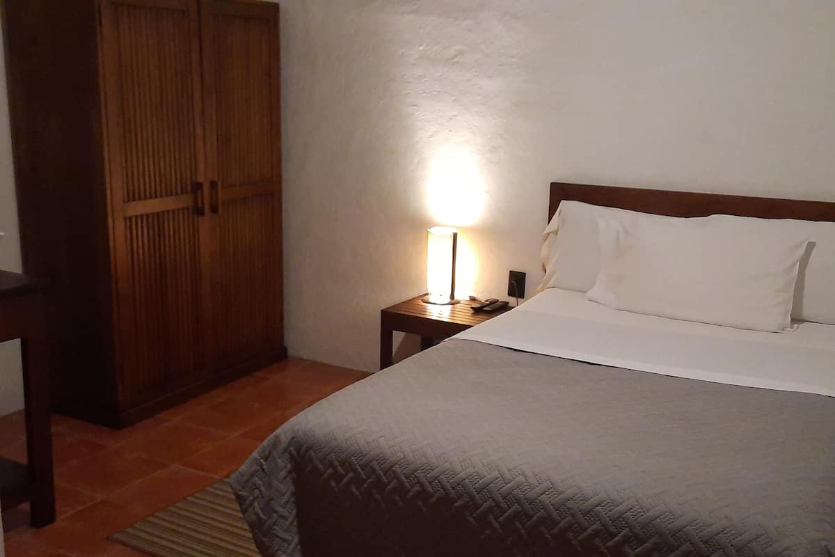 standard room, 1 double bed | free cots/infant beds, free wifi, bed sheets