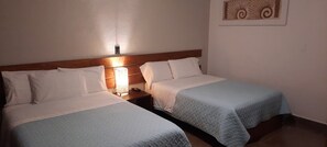 Habitación cuádruple estándar, 2 camas matrimoniales | Cunas gratuitas, wifi gratis y ropa de cama 