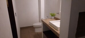 Standard Quadruple Room, 2 Katil Kelamin (Double) | Bilik Mandi | Pancuran mandi, kelengkapan dandanan diri percuma, tuala disediakan 