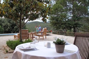 Se sirven desayunos, cenas y cocina internacional con vista a la alberca