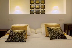 Habitación doble superior, 1 cama King size, vista a la montaña | Ropa de cama de alta calidad, edredón y camas con efecto memoria 