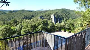 Habitación panorámica, 1 cama King size, balcón, vista a la montaña | Terraza o patio
