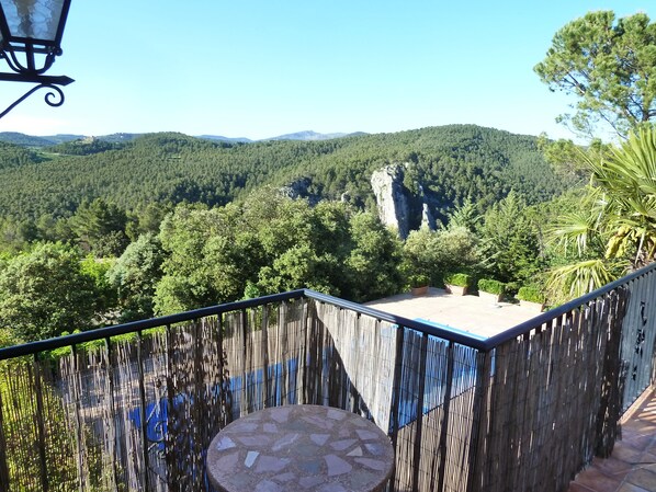 Chambre Panoramique, 1 très grand lit, balcon, vue montagne | Terrasse/Patio