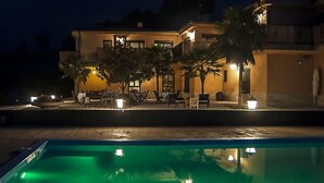 A two-story house with a pool, outdoor seating, and palm trees. - Casa Bons Aires - Adults Only (Alcoy)