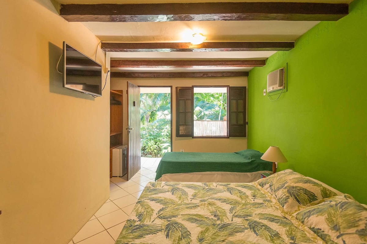Triple Room | Minibar, iron/ironing board, free WiFi