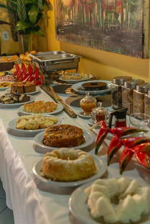 Free daily buffet breakfast  - Pousada Bemvirá (Porto Seguro)