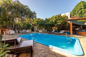 Una piscina al aire libre