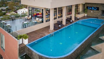 Kolam renang rooftop