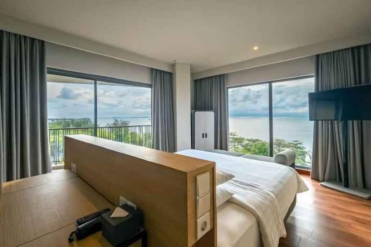 In-room safe, desk, free WiFi, bed sheets