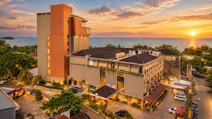 Un hôtel au design moderne, caractérisé par une tour imposante et plusieurs bâtiments dotés de grandes fenêtres.