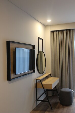 Habitación (Deluxe Room, 2 Twin Bed, Balcony) | Caja fuerte, escritorio, wifi gratis y ropa de cama