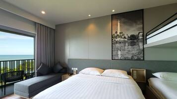 Family Room, Berbilang Katil, Balcony, Sea View | Peti besi dalam bilik, meja, Wi-fi percuma, cadar katil