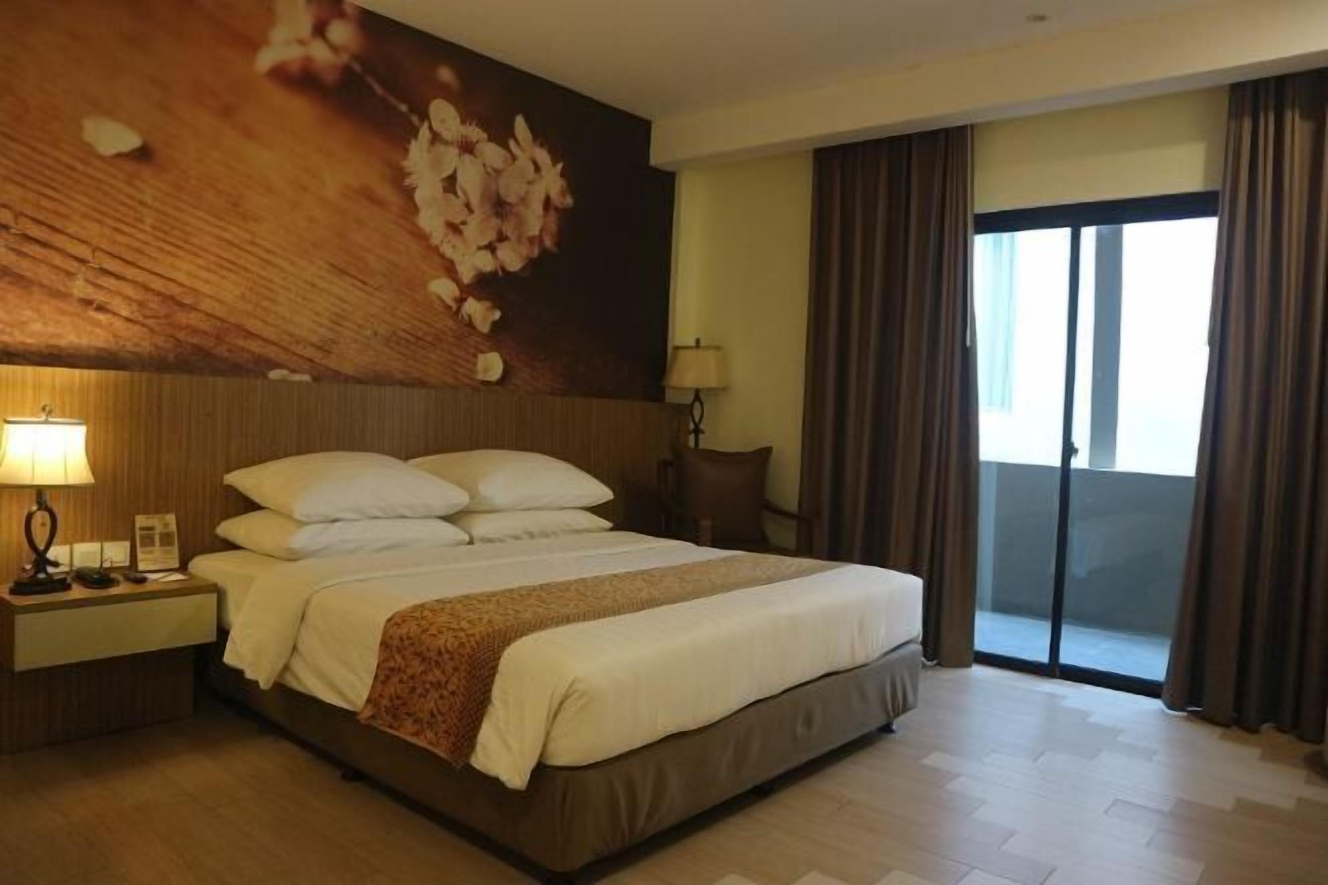 ตู้นิรภัยในห้องพัก, โต๊ะทำงาน, Wi-Fi ฟรี, ผ้าปูที่นอน