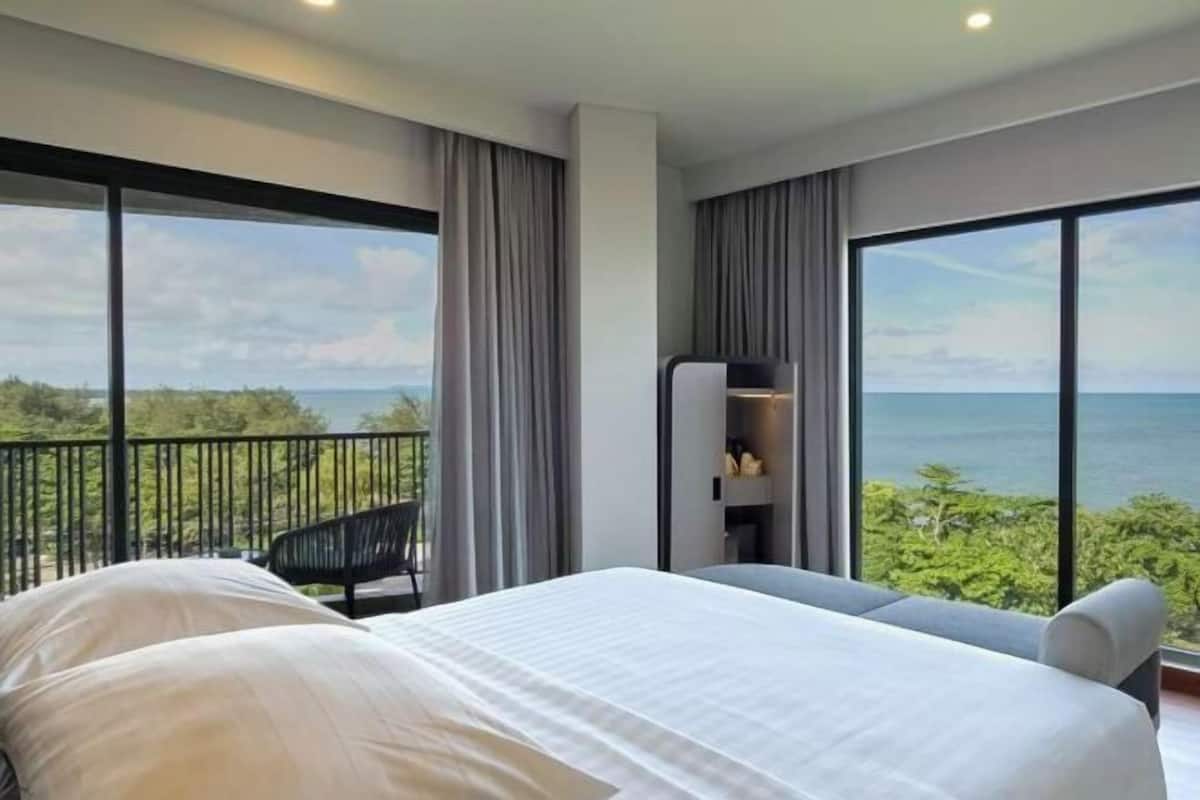 In-room safe, desk, free WiFi, bed sheets