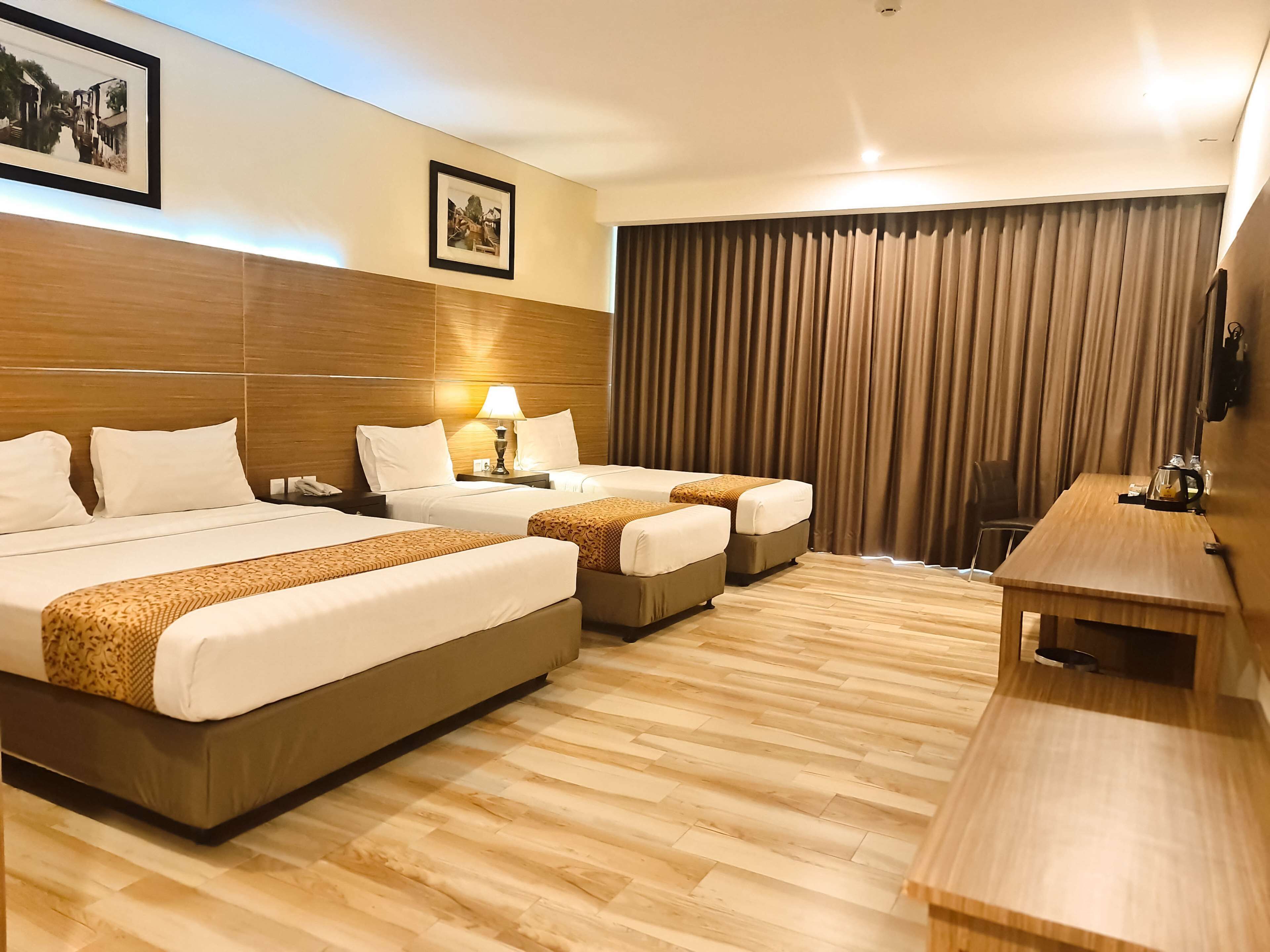 Family Suite, Berbilang Katil | Peti besi dalam bilik, meja, Wi-fi percuma, cadar katil 