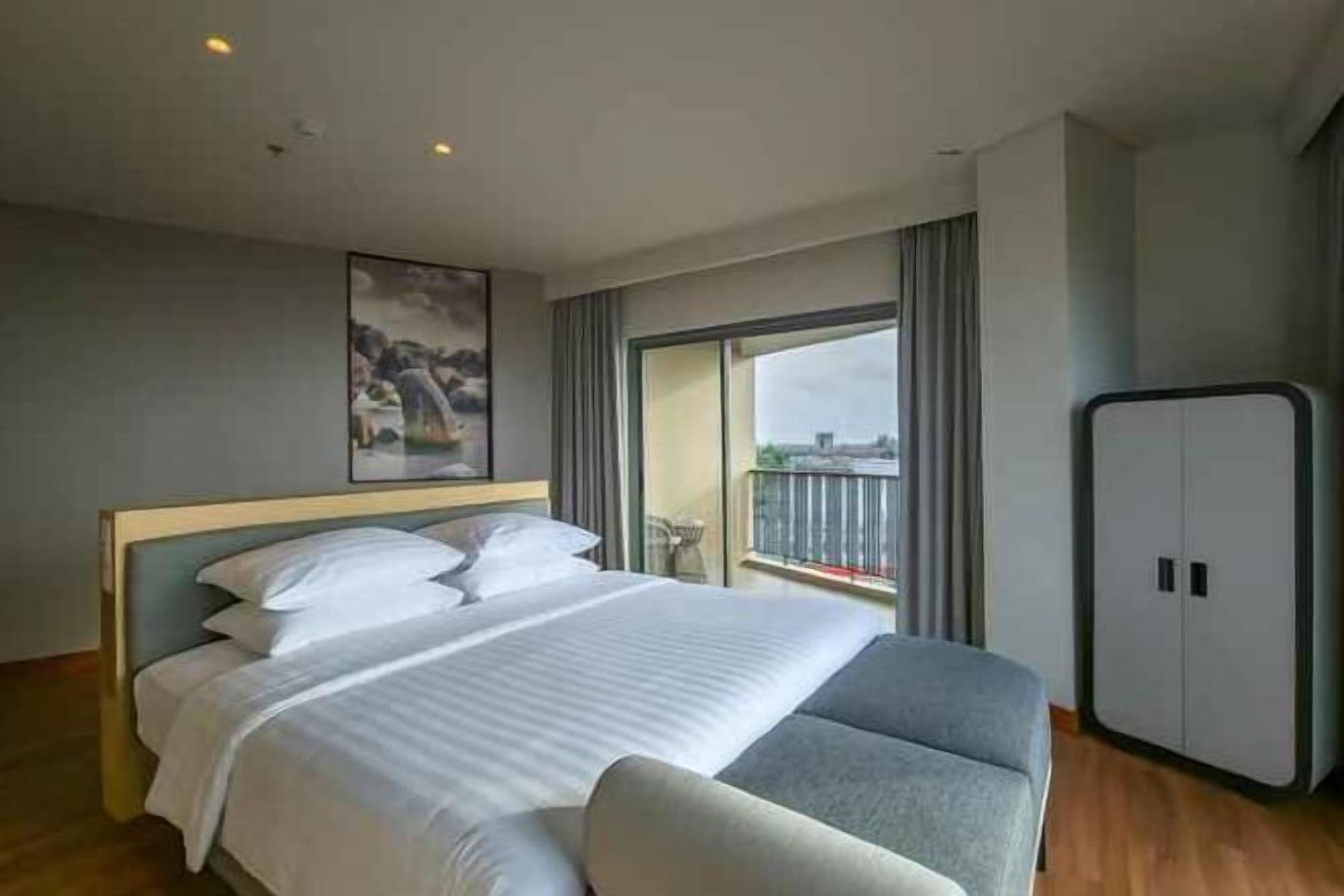 Brankas, meja kerja, Wi-Fi gratis, dan seprai linen