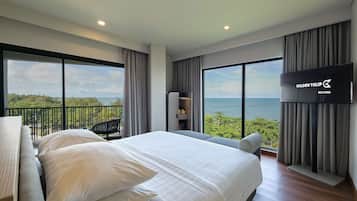 Business Suite, 1 King Bed, Balcony | In-room safe, desk, free WiFi, bed sheets
