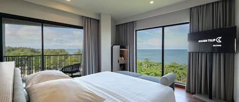 Business-Suite, 1 King-Bett, Balkon | Zimmersafe, Schreibtisch, kostenloses WLAN, BettwÀsche
