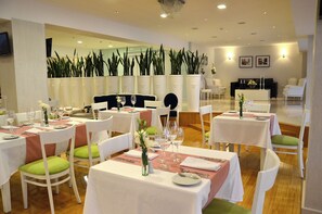 Breakfast, lunch, dinner served; international cuisine  - Le Parc Hotel & Suites (Villa Maria)