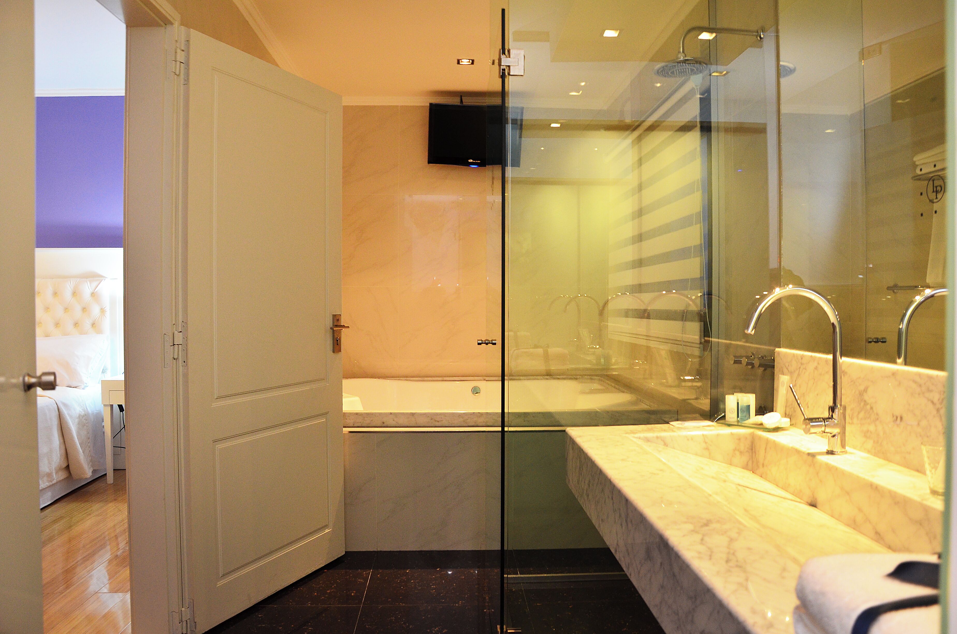 presidential suite | bathroom | free toiletries, towels