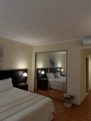 Junior Studio Suite | Minibar, in-room safe, desk, iron/ironing board - Le Parc Hotel & Suites (Villa Maria)
