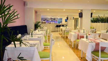 Breakfast, lunch, dinner served; international cuisine